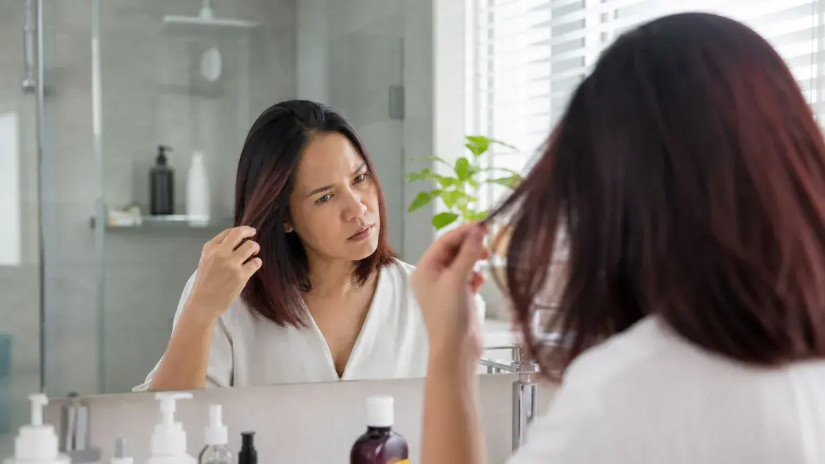 Bétadine sur cheveux colorés : peut-elle modifier la couleur et quelles précautions prendre ?