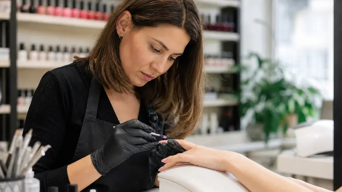Ongles en gel ou en résine : les différences, la tenue et les précautions
